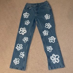 Urban Outfitters High Wasted Blue Jeans With Flowers